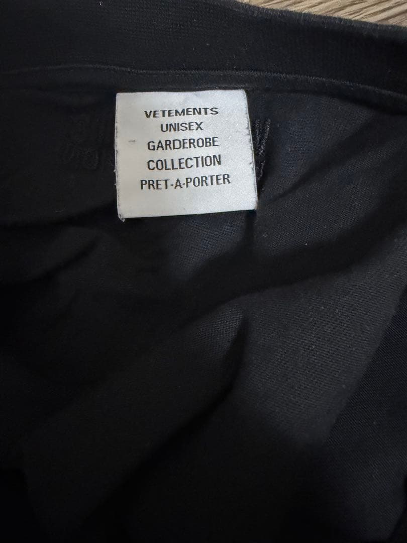 VETEMENTS アナーキーロゴTシャツ