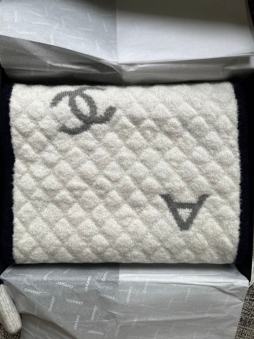 CHANEL キルティングマフラー グレー/ホワイト