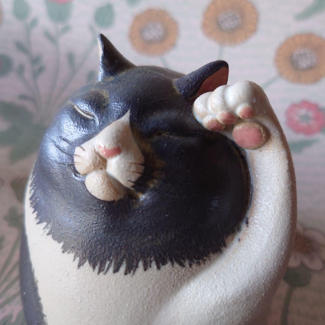 ブチ猫　ハチワレ　招き猫
