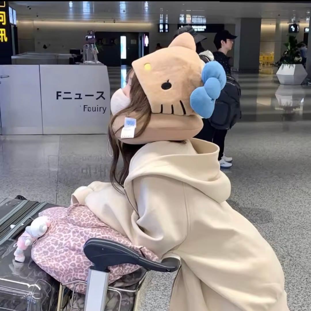 【新品未使用】日焼けキティ ネックピロー ハローキティー 旅行用品