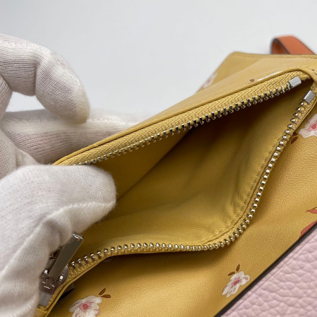☆新品未使用☆coach☆コーチ☆二つ折り財布☆
