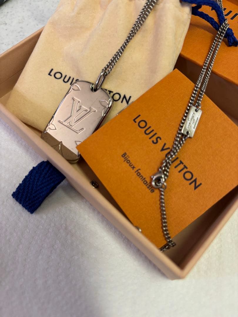 LOUIS VUITTON シルバーロケットネックレス M62484