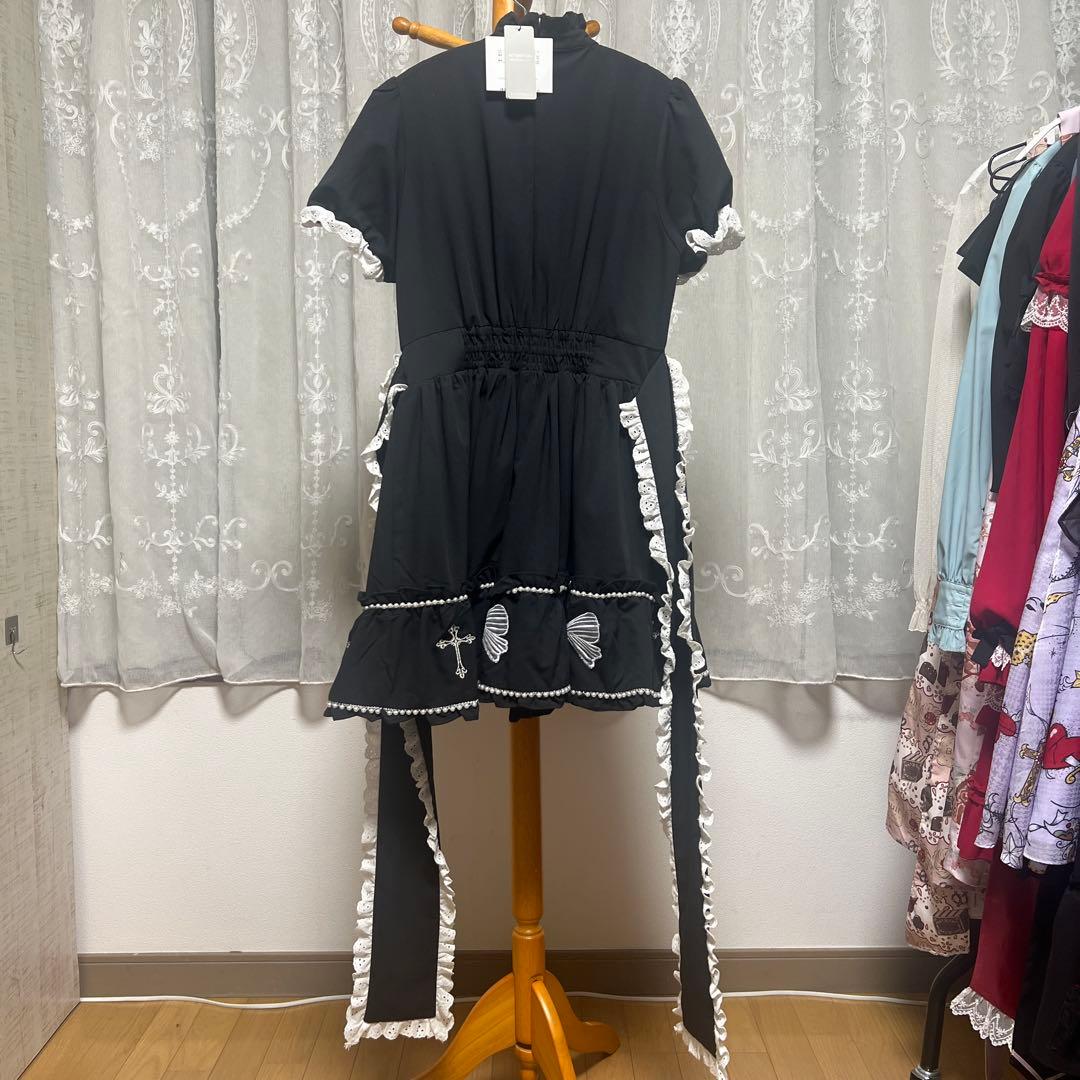 黒のリボンと十字架刺繍のワンピース