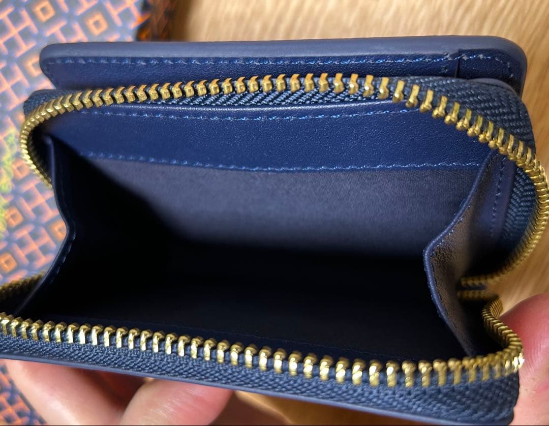 美品　Tory Burch ネイビー 二つ折り財布