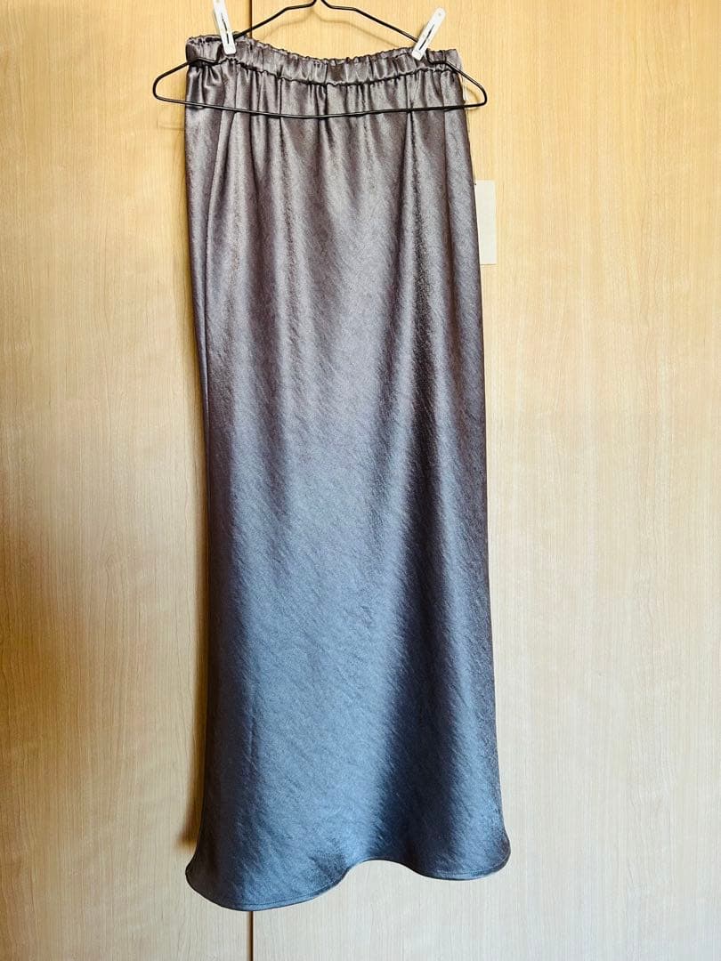 新品タグ付き　cafune ヴィンテージサテンバイヤススカート グレージュ