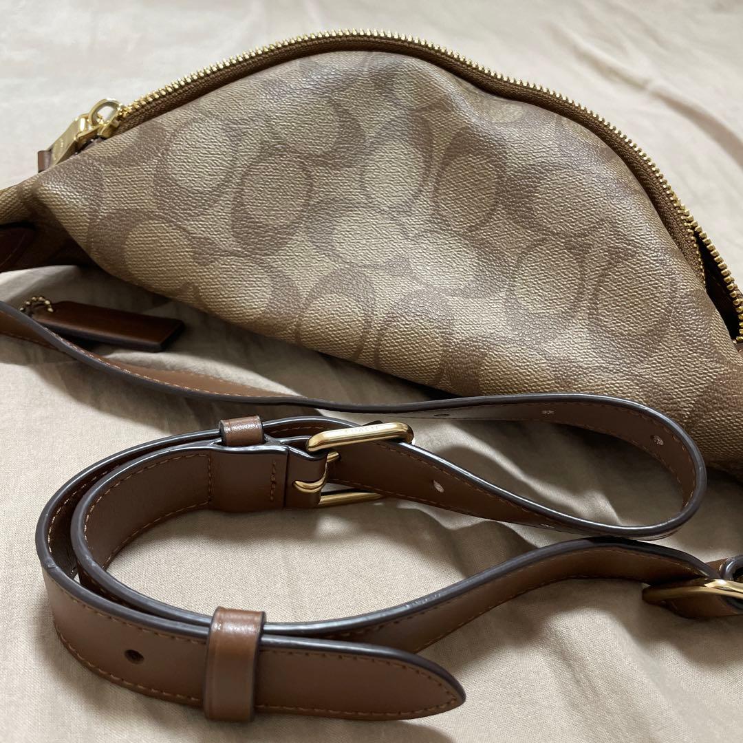 COACH ボディバッグ　ブラウン　ロゴデザイン