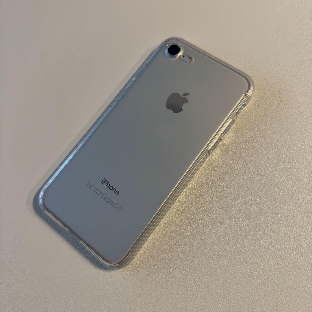 極美品　iPhone7 シルバー　32GB ケース付