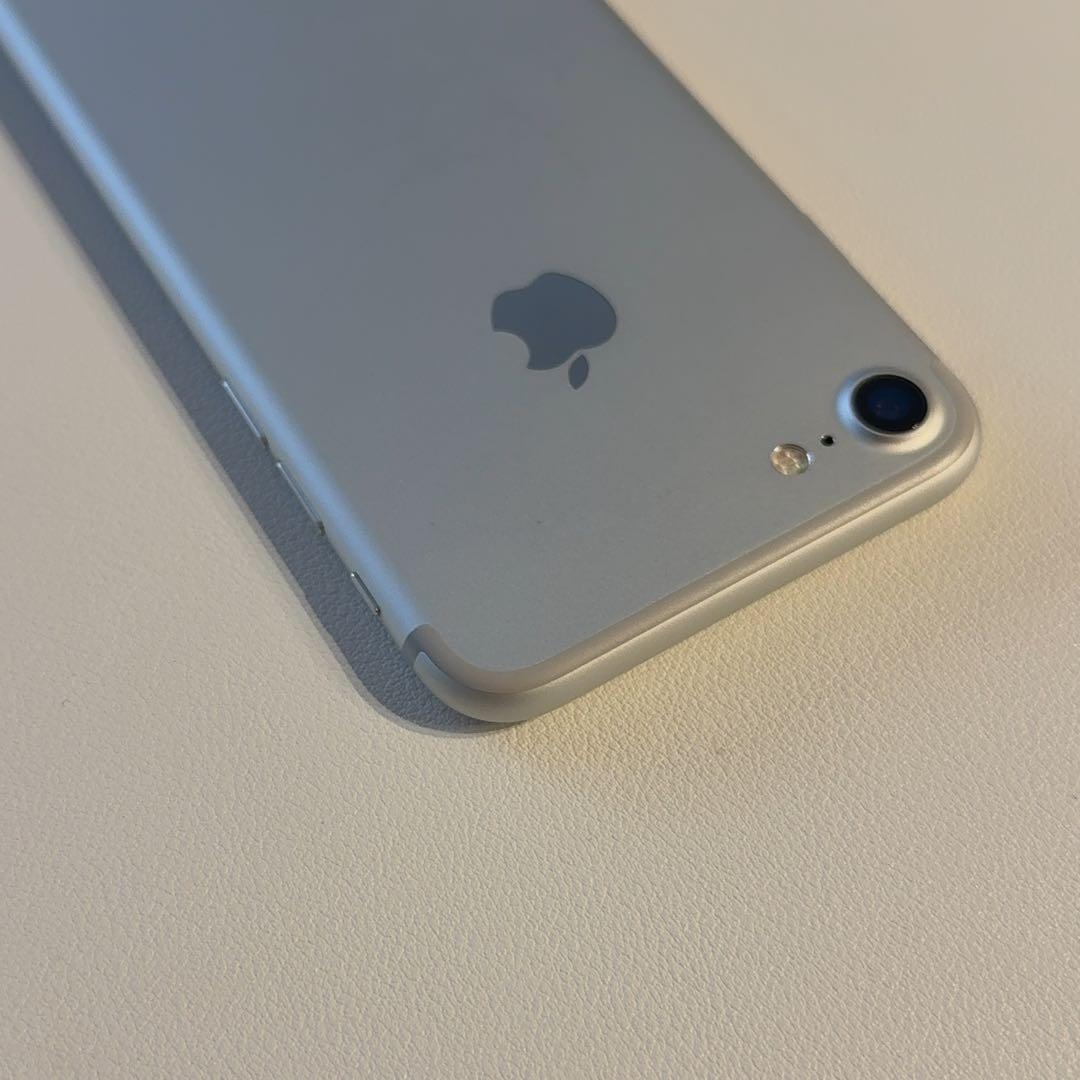 極美品　iPhone7 シルバー　32GB ケース付
