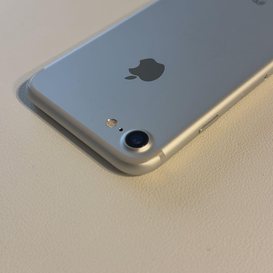 極美品　iPhone7 シルバー　32GB ケース付