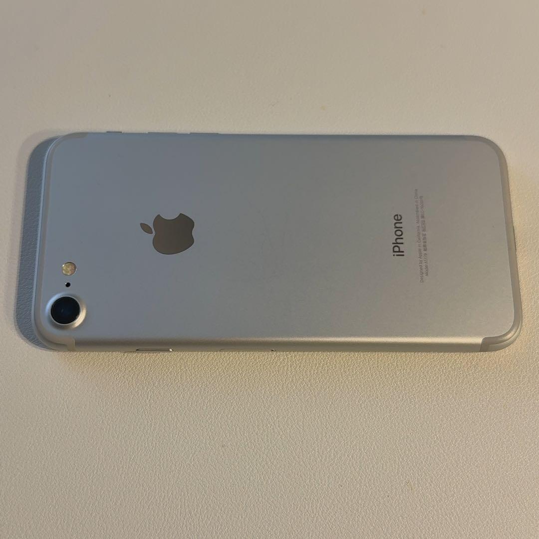 極美品　iPhone7 シルバー　32GB ケース付