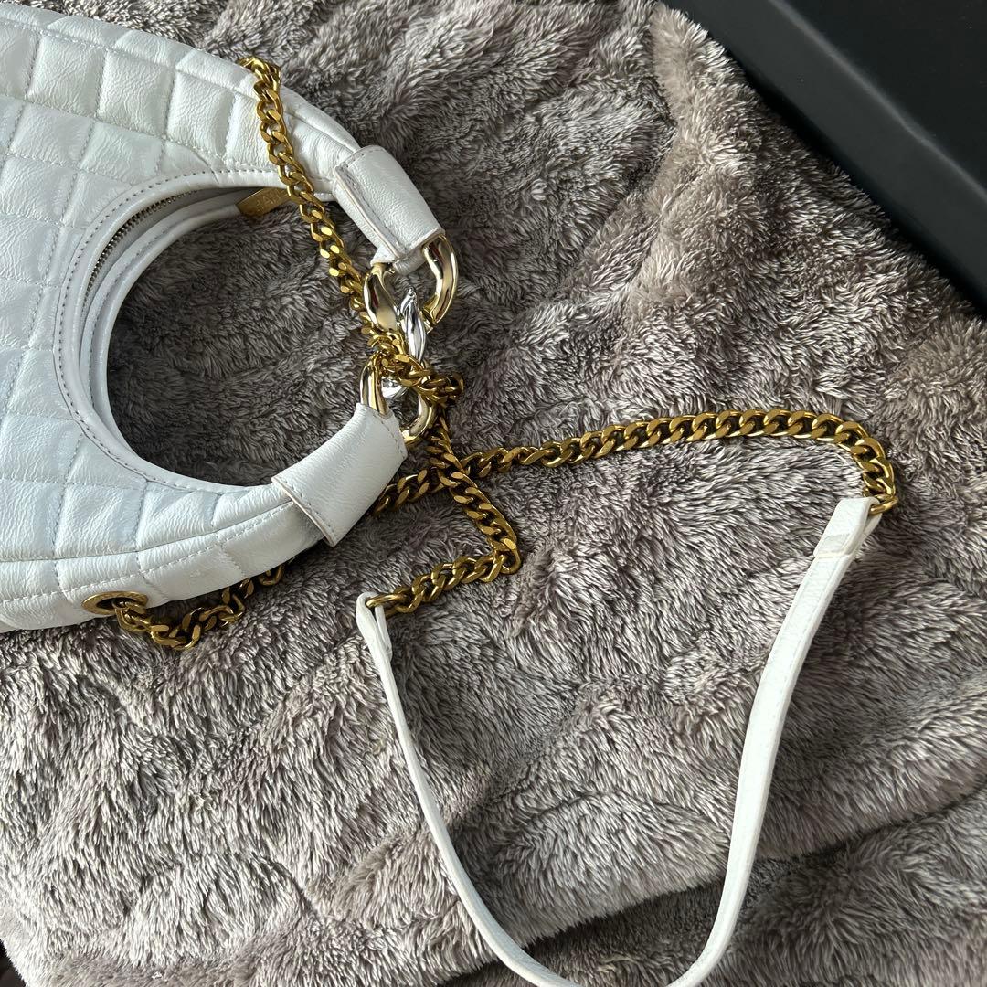 CHANEL ノベルティ　ホワイト キルティングバッグ　可愛い！