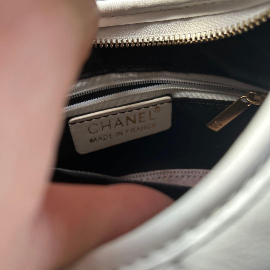 CHANEL ノベルティ　ホワイト キルティングバッグ　可愛い！