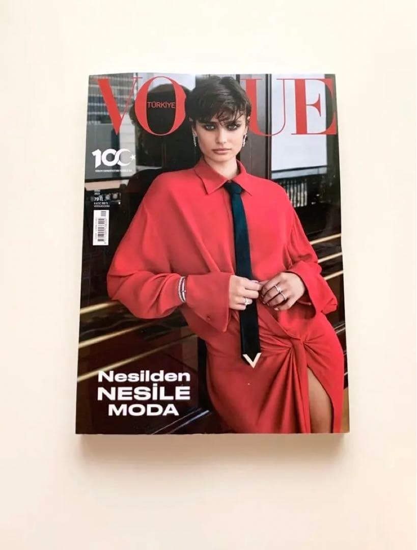 女性情報誌 Vogue Turkey October 2023 Taylor Hill