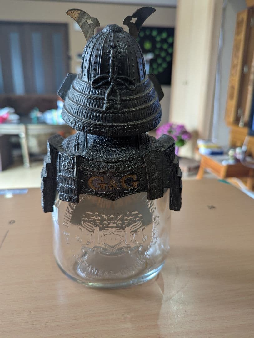 NIKKA 武士カブト付きです、G & G のボトルは本物ですが、空です。