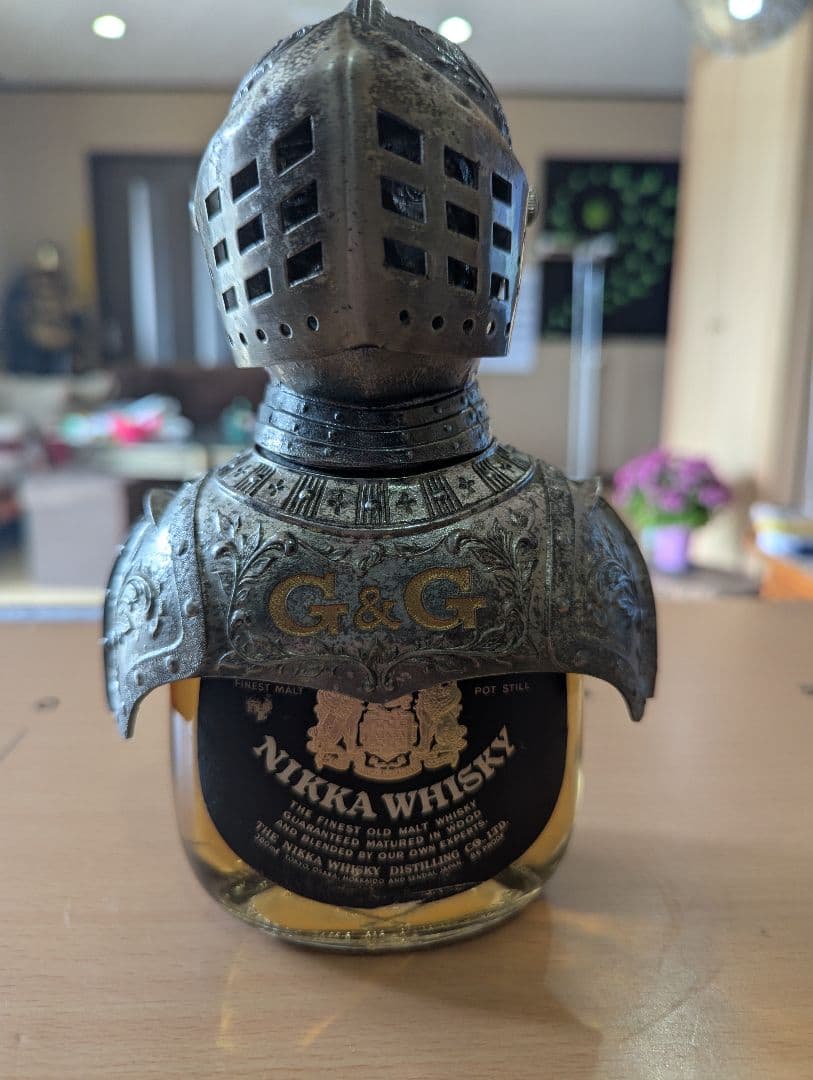 NIKKA 武士カブト付きです、G & G のボトルは本物ですが、空です。