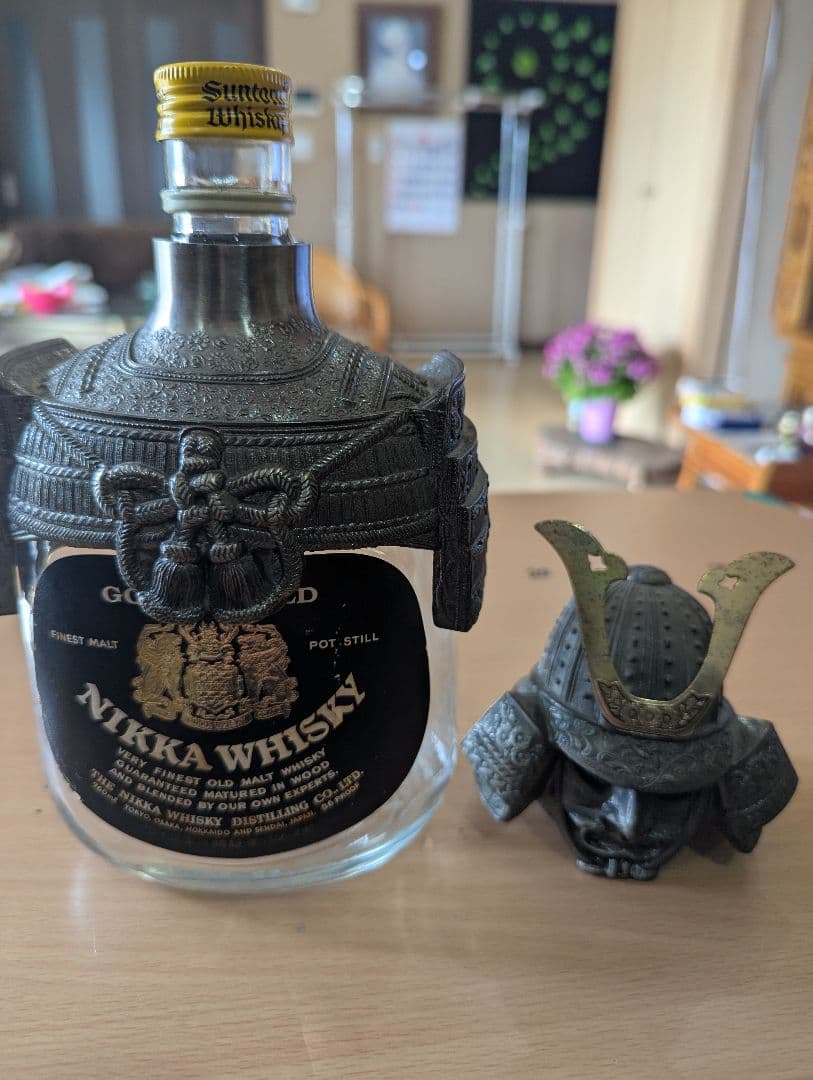 NIKKA 武士カブト付きです、G & G のボトルは本物ですが、空です。