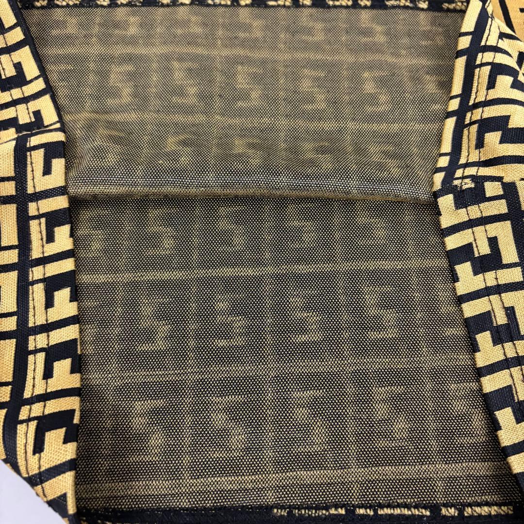 FENDI フェンディ　人気ズッカ柄ロゴプリント 半袖Tシャツ 黒金（E1