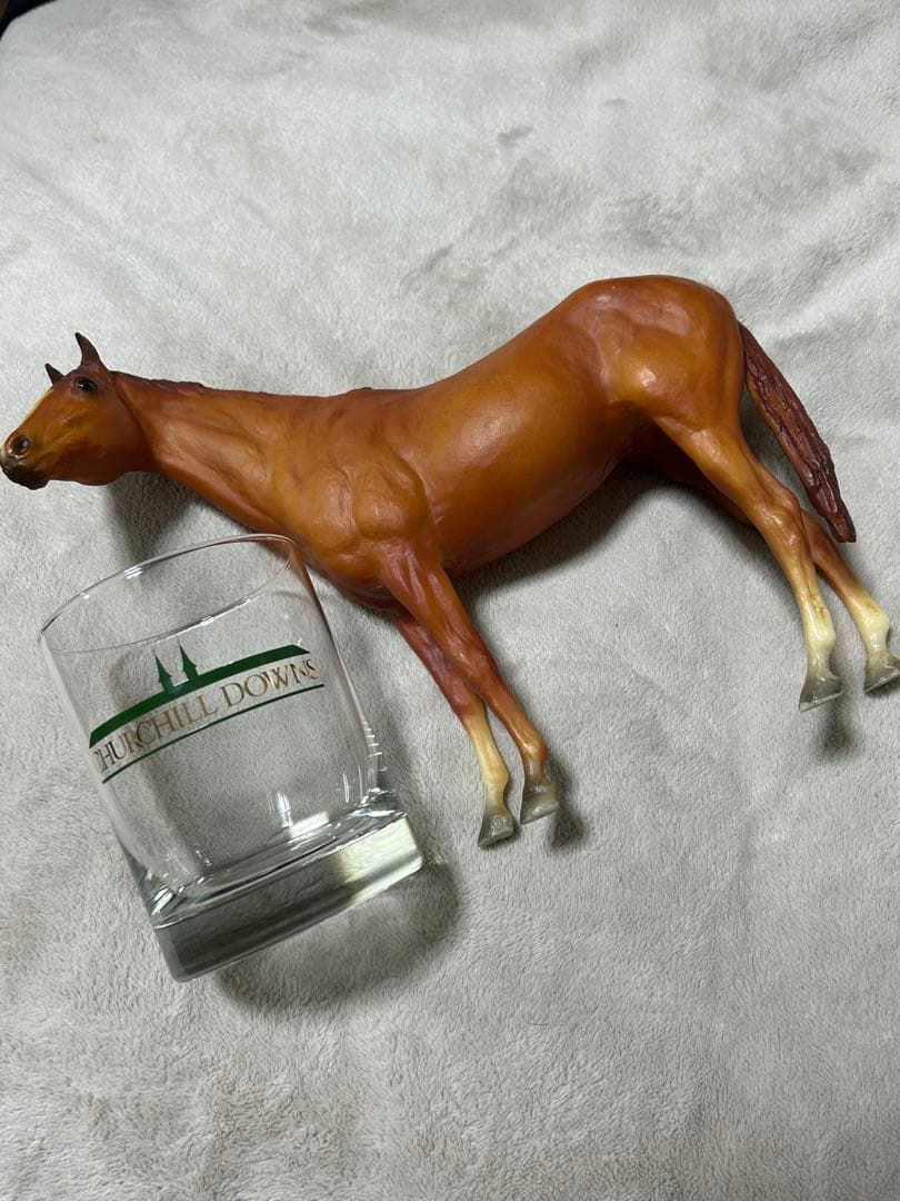 名馬セクレタリアトフィギュアとチャーチルダウンズ競馬場グラスセット