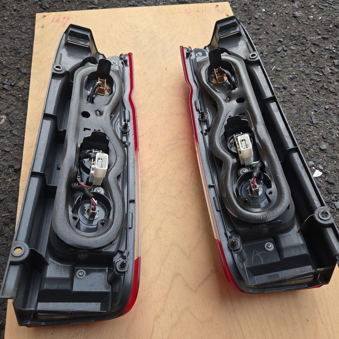 トヨタ　ハイエース5型純正テールランプ 左右セット