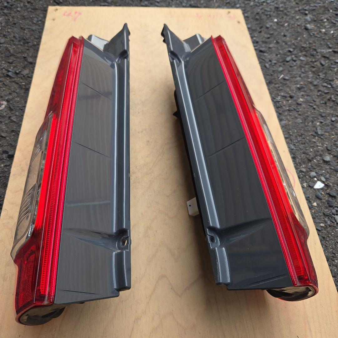 トヨタ　ハイエース5型純正テールランプ 左右セット