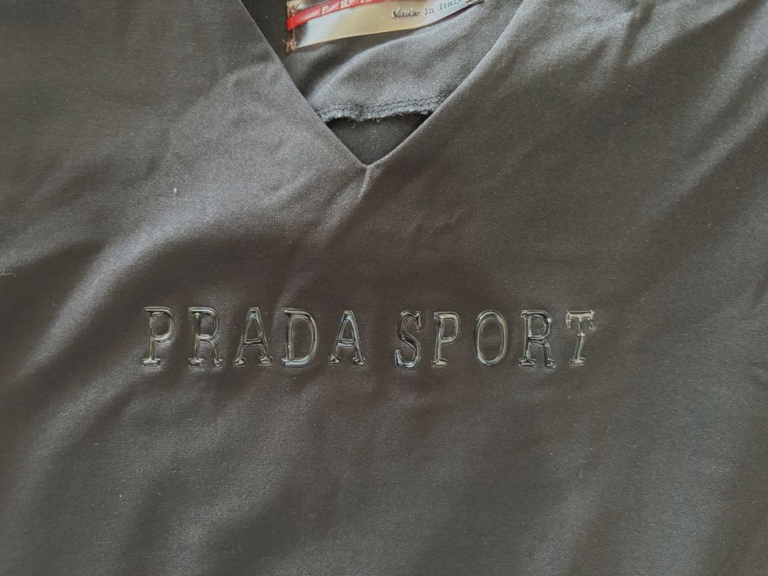 PRADA プラダ　SPORTS ＶネックカットソーＴシャツ　シンプル　美品