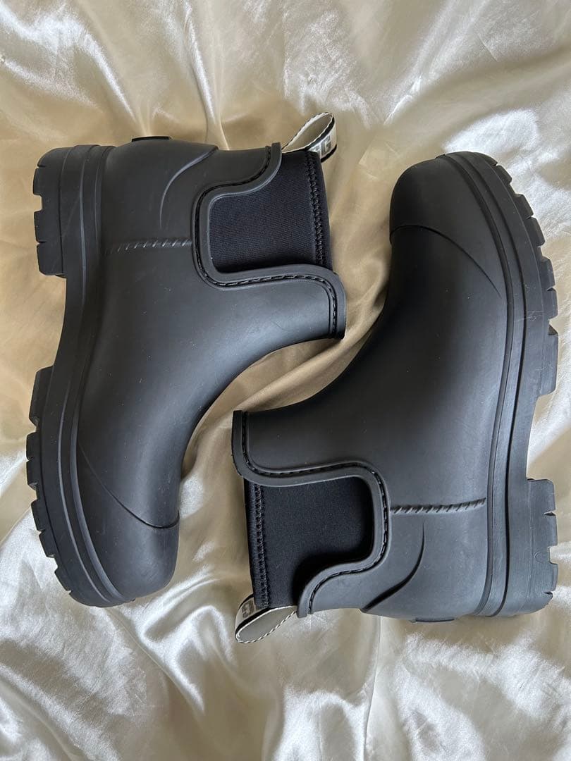 極美品❃使用回数１回のみ！ UGG 防水 ブラック ショートブーツ