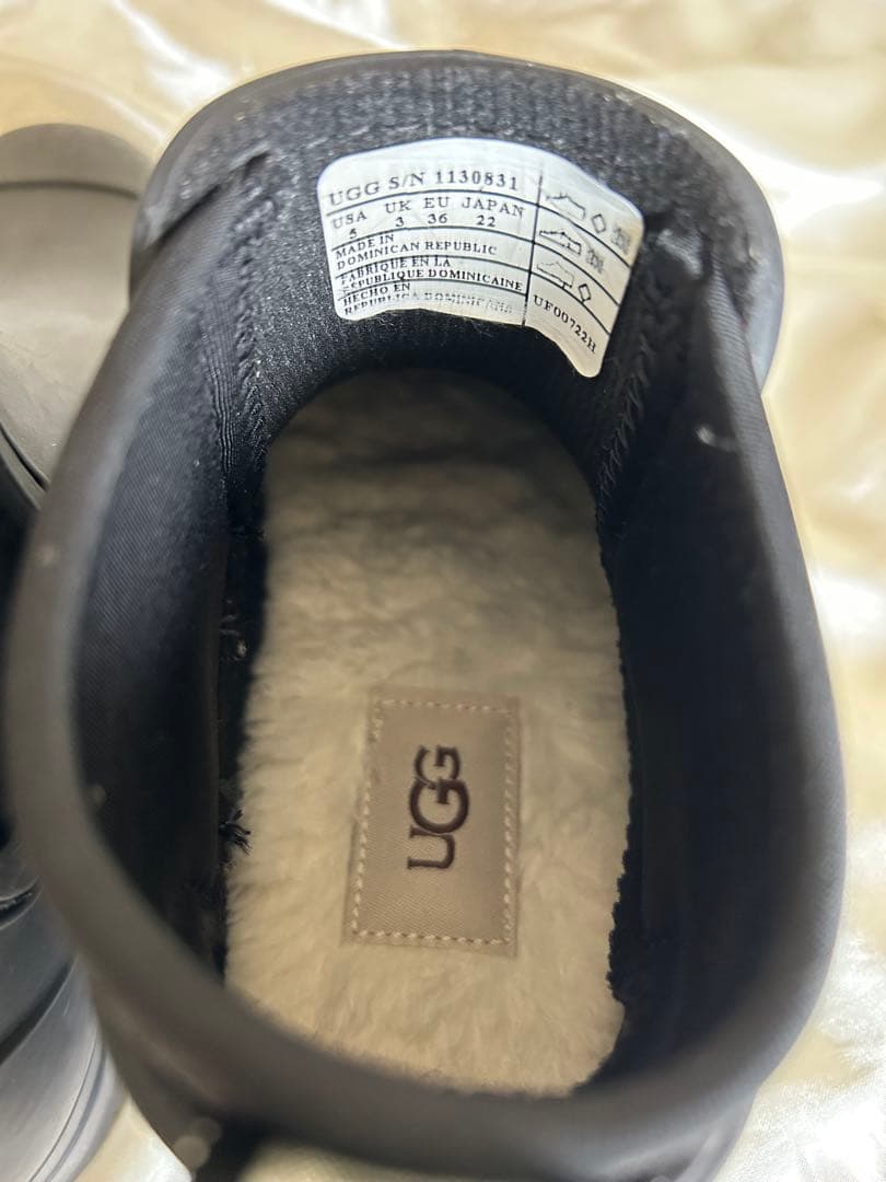 極美品❃使用回数１回のみ！ UGG 防水 ブラック ショートブーツ