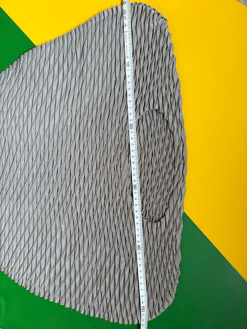 ● ISSEY MIYAKE モダン変形デザイントップス・新品同様●