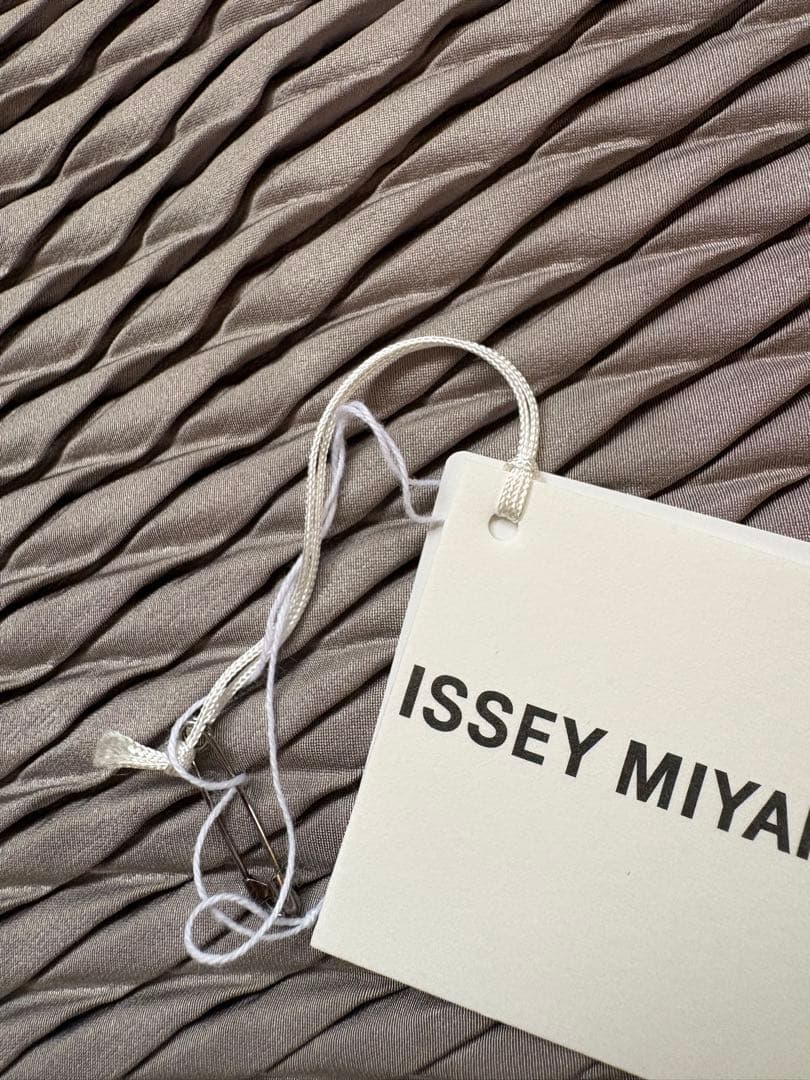 ● ISSEY MIYAKE モダン変形デザイントップス・新品同様●