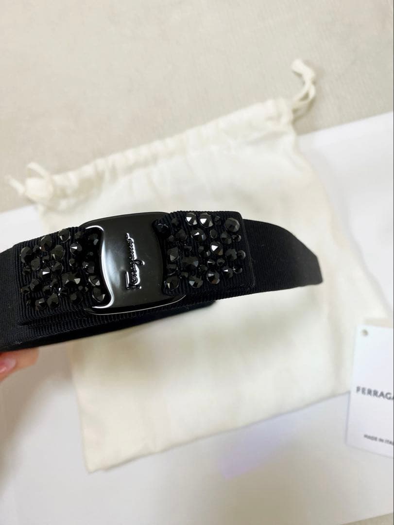 FERRAGAMO ビジュー付きブラックヘアバンド
