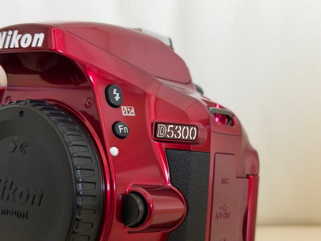 Nikon D5300 レッド デジタル一眼レフカメラ　ショット数少