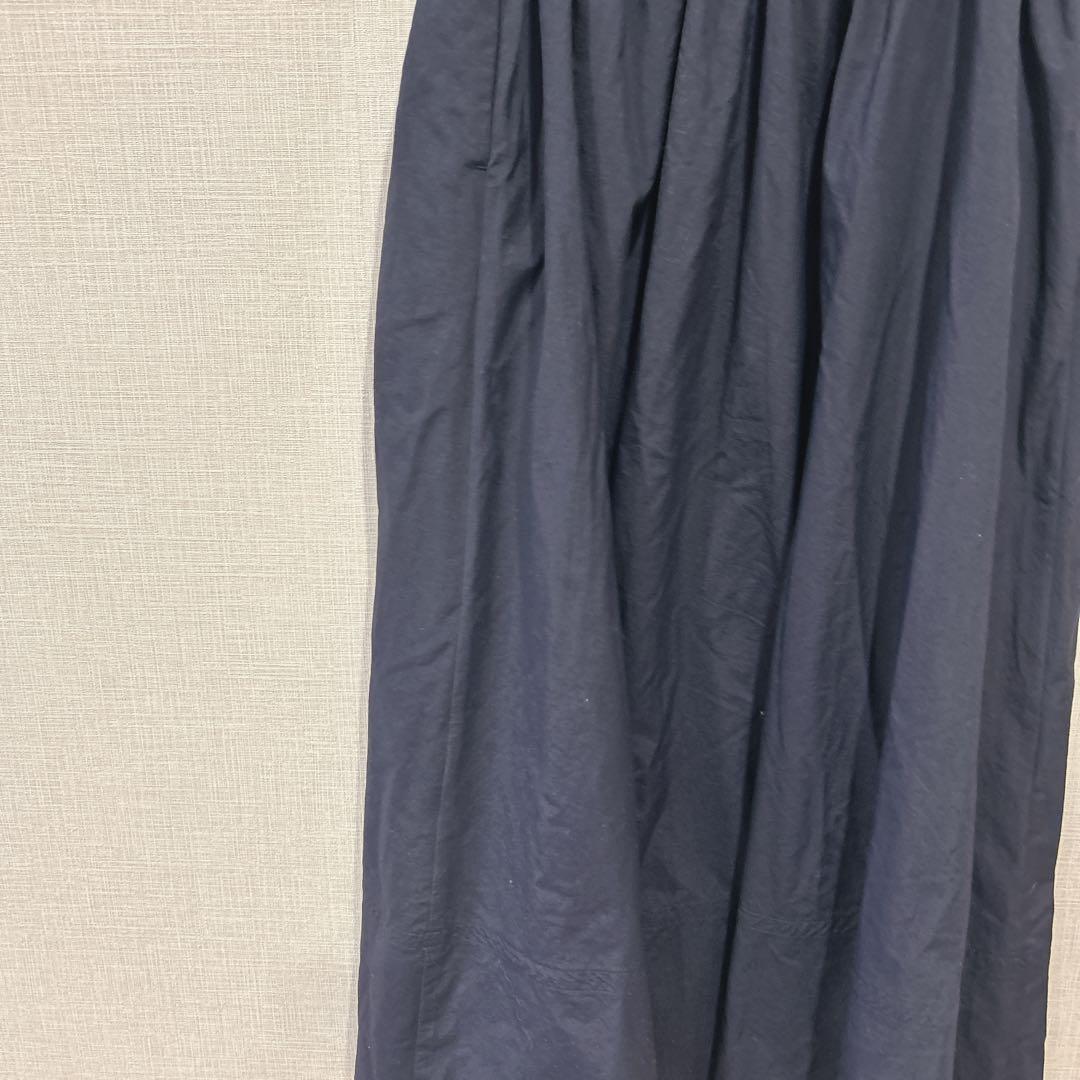OUR 軽やか素材のギャザーロングスカート　ネイビー