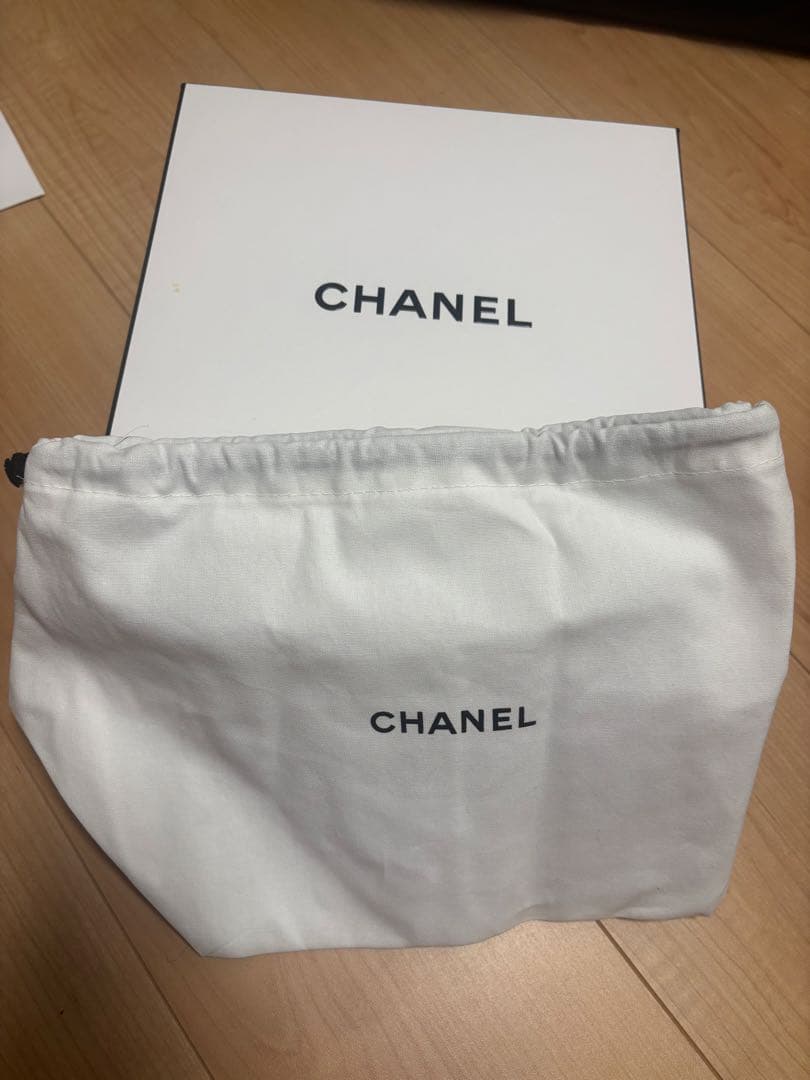 CHANEL ロゴ入り マフラー ブラック/ホワイト。箱、巾着付きノベルティ