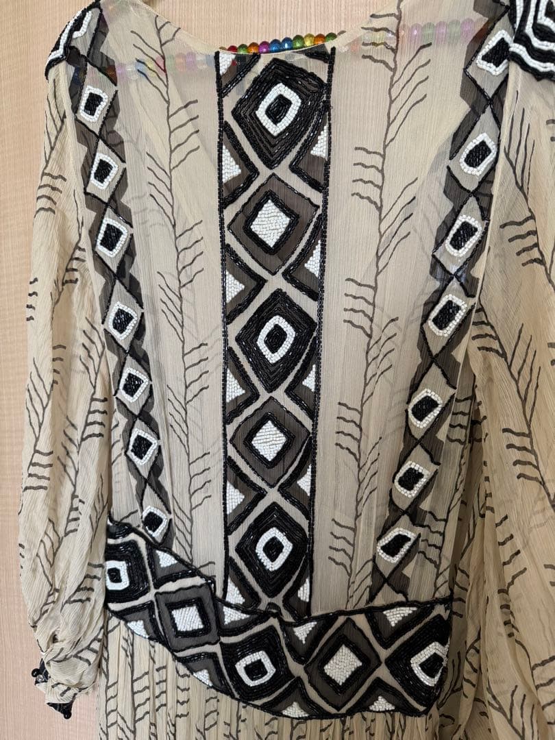 幾何学模様刺繍の長袖ワンピース
