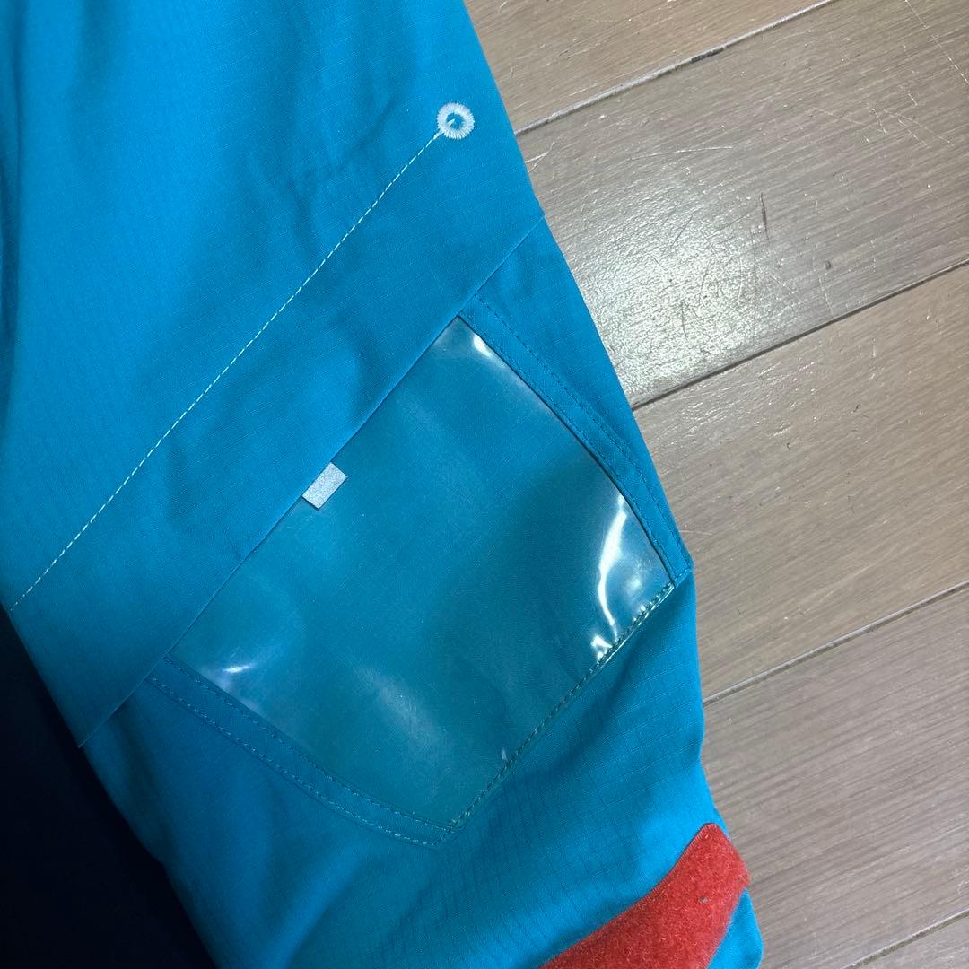 子ども用スキーウェアセット 青いジャケットと黒いパンツ