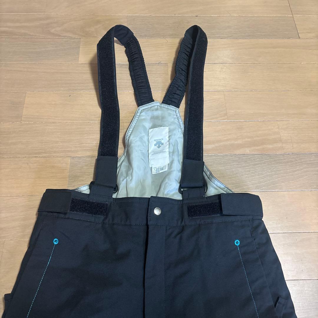 子ども用スキーウェアセット 青いジャケットと黒いパンツ