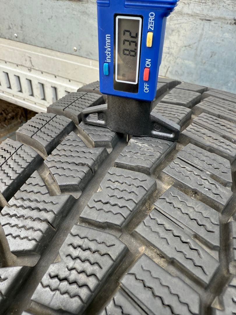 satoshiダンロップスタッドレス215／65R16 98Q深溝