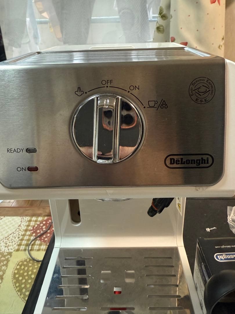 デロンギ エスプレッソマシン 白 EC220J