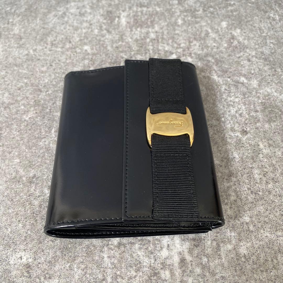 新品未使用　フェラガモ　折り財布　ヴァラリボン　カーフレザー　ブラック　黒