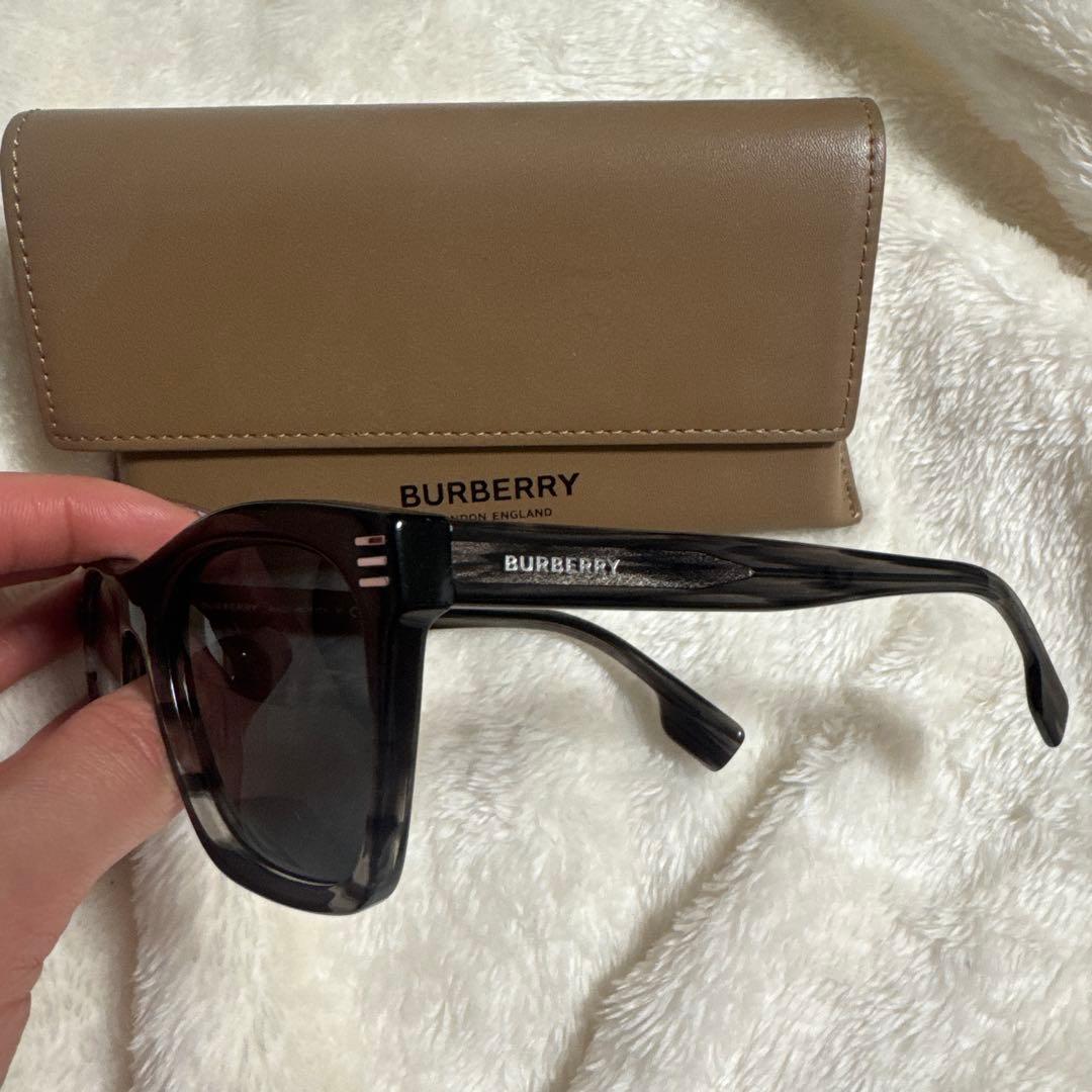 BURBERRY ブラックサングラス ケース付き