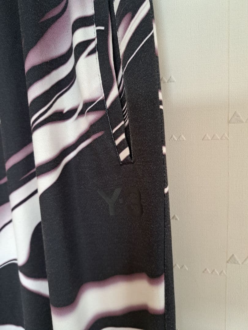 Y-3 サルエルパンツ 抽象ストライプ