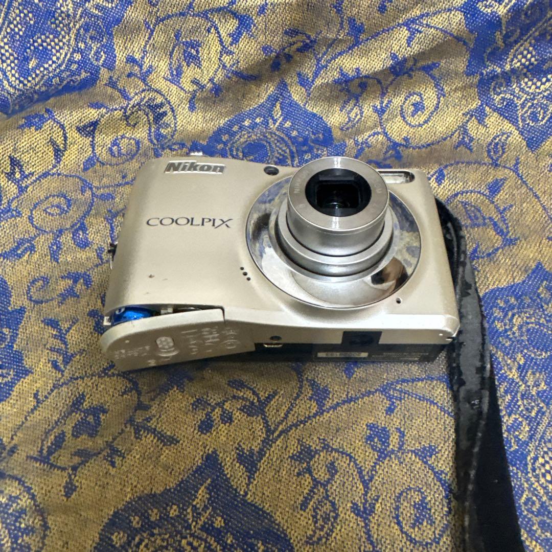 Nikon COOLPIX コンパクトデジタルカメラ.