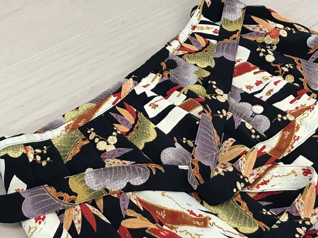 ★美品　カネコイサオ　和柄縮緬　和柄　紅葉　松　旗　紐　プリーツ　スカート　黒