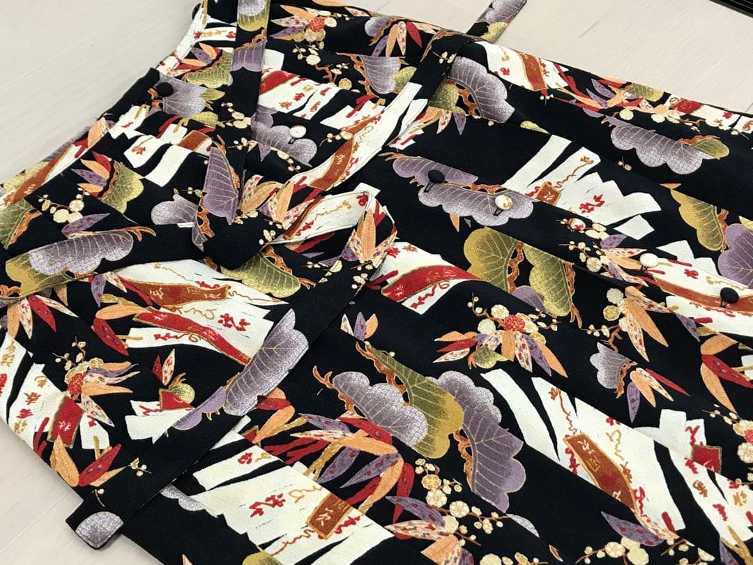 ★美品　カネコイサオ　和柄縮緬　和柄　紅葉　松　旗　紐　プリーツ　スカート　黒
