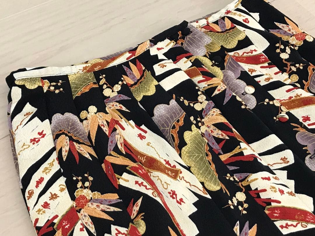 ★美品　カネコイサオ　和柄縮緬　和柄　紅葉　松　旗　紐　プリーツ　スカート　黒