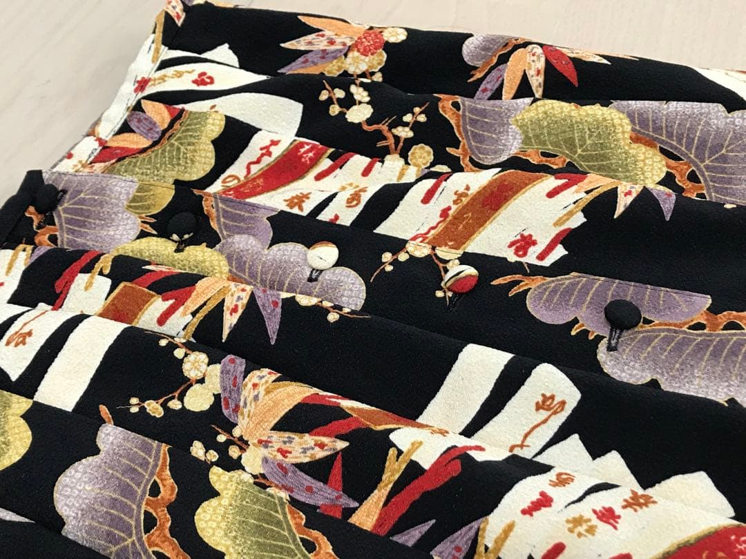 ★美品　カネコイサオ　和柄縮緬　和柄　紅葉　松　旗　紐　プリーツ　スカート　黒