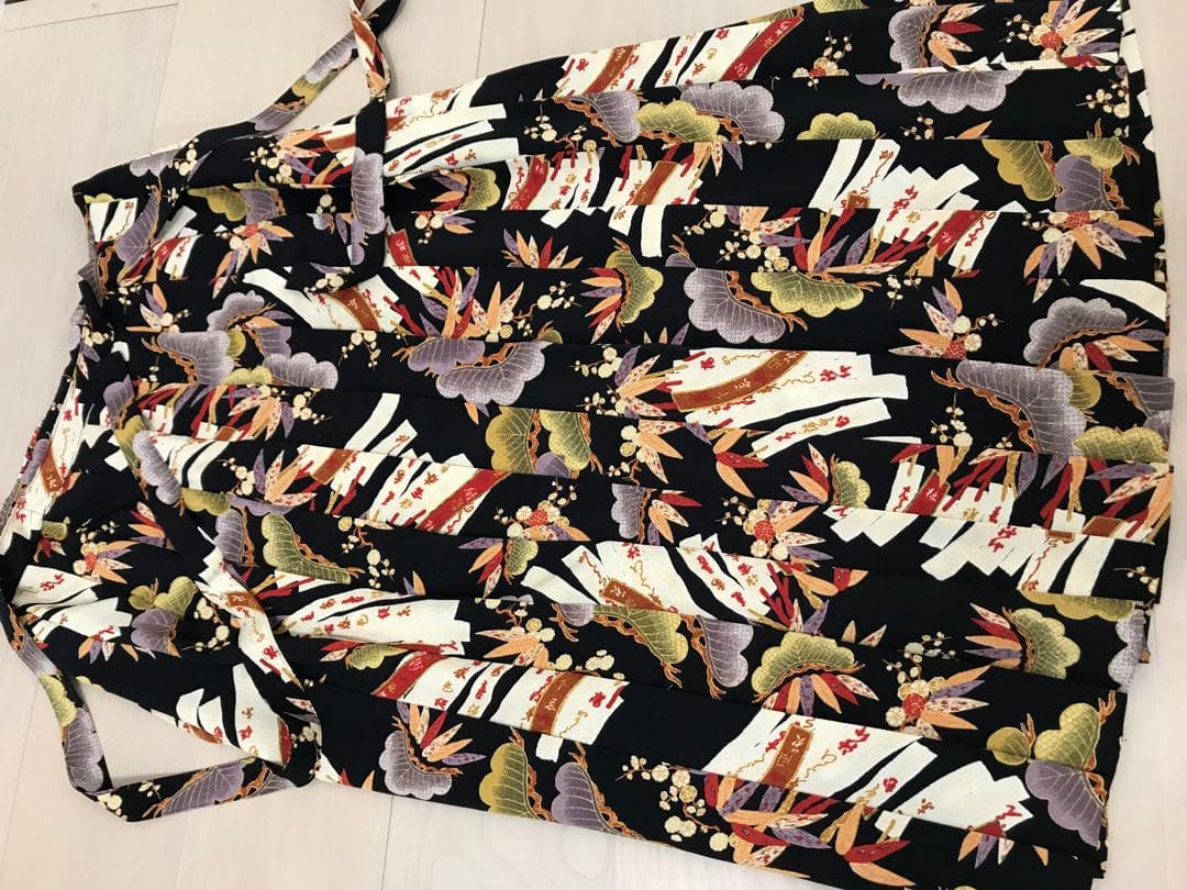 ★美品　カネコイサオ　和柄縮緬　和柄　紅葉　松　旗　紐　プリーツ　スカート　黒