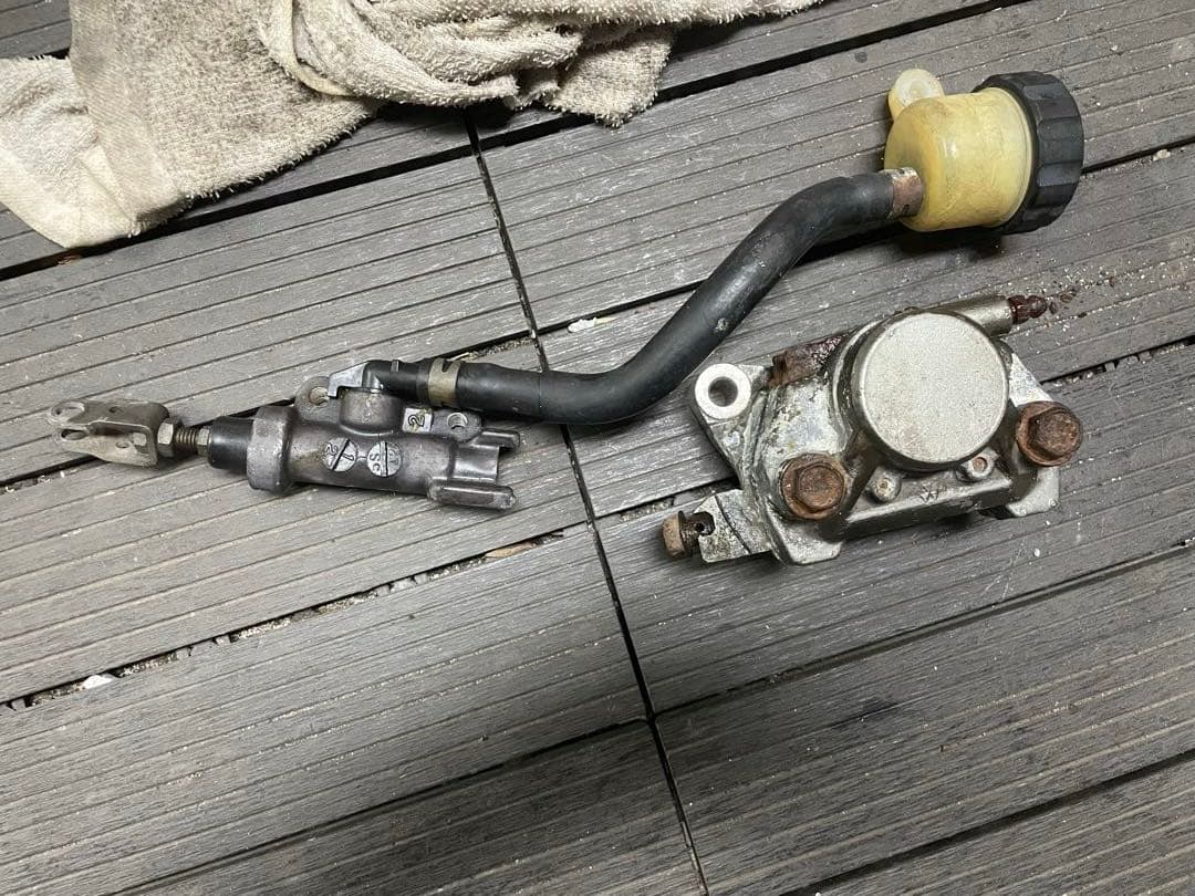 XJR400 4HM リアブレーキキャリパー　ジャンク品