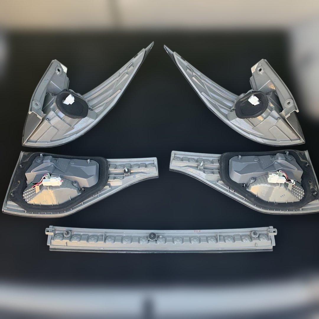 トヨタ　エスティマ　ハイブリッド　AHR20 純正リアテールランプ　中古品