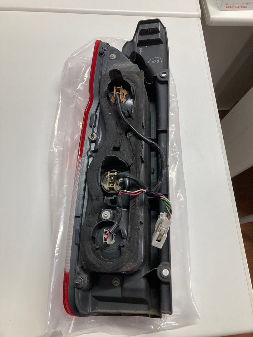 トヨタ 200系 ハイエース テールライト トヨタ 右テールランプ 12V 赤